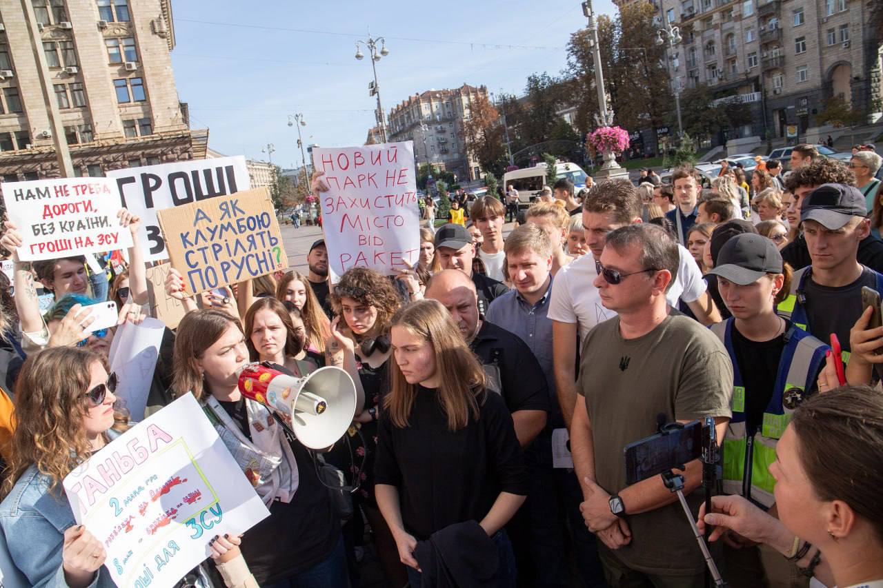 "Бруківкою не перемогти. Гроші на ЗСУ". У Києві влаштували мітинг біля мерії – фото