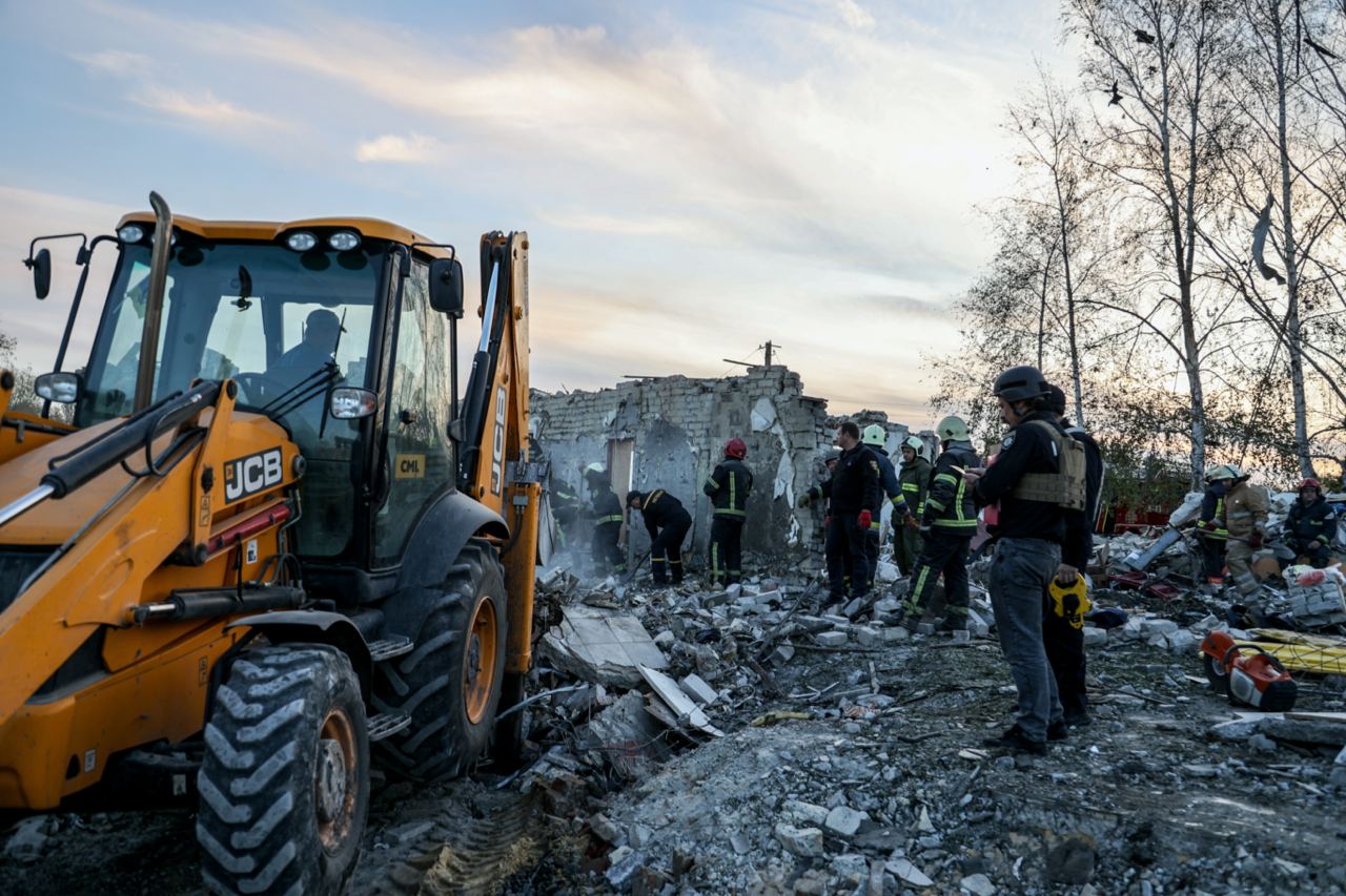 Росія вдарила ракетою по кафе-магазину на Харківщині, 51 загиблий – фото