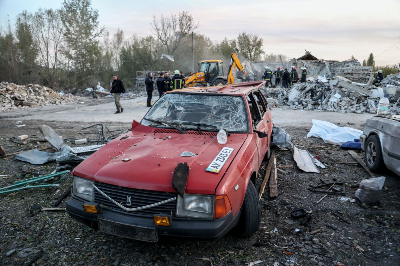 Росія вдарила ракетою по кафе-магазину на Харківщині, 51 загиблий – фото