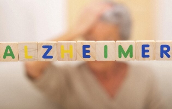 Вчені розробили новий аналіз крові, який виявляє хворобу Альцгеймера ще до появи симптомів