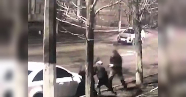 У Києві грабіжники напали на військового, вдаривши цеглиною по голові: момент потрапив на відео