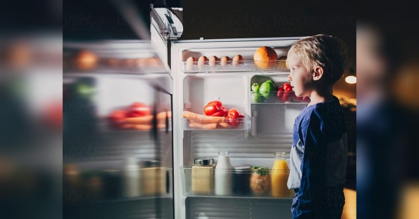 Виконують дуже важливу функцію: навіщо досвідчені господині кладуть крейду у холодильник