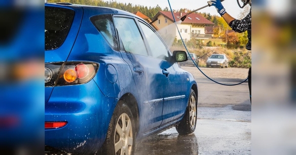 Головне — у тіні та теплою водою: основні правила миття автівки влітку