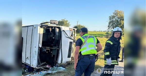 У Хмельницькій області перекинувся автобус із двома десятками дітей, є жертви (фото, відео)