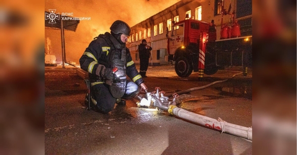 У Харкові гасять масштабну пожежу після удару російського безпілотника (фото, відео)