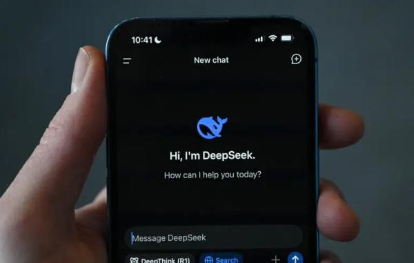 DeepSeek зник з магазинів Apple і Google – поки що лише в Італії