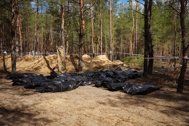 Понад 20 тіл з масового поховання в Ізюмі досі не ідентифіковані