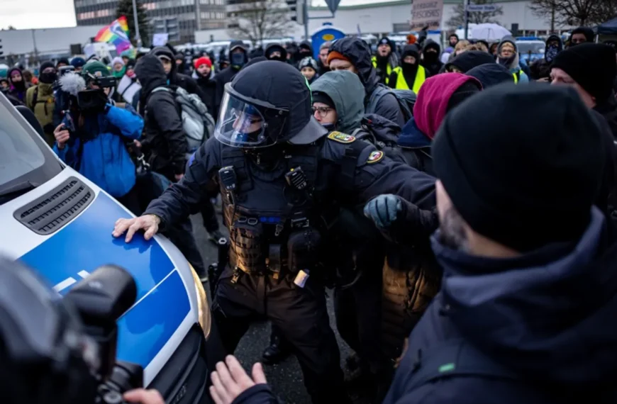 У Німеччині тисячі людей вийшли на протест через конференцію ультраправої АдН – відео