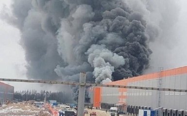 Під Москвою масштабно палають склади — відео