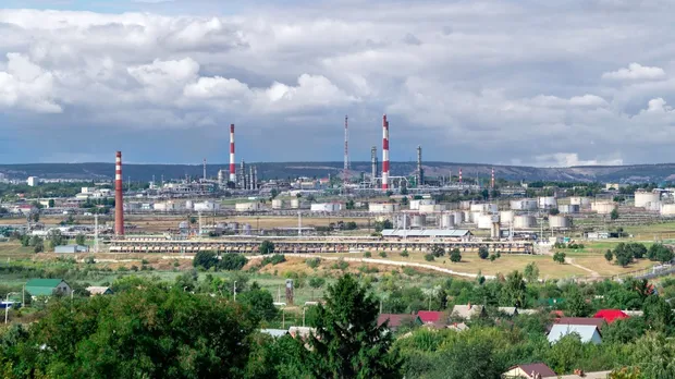 Атака на Саратов і Енгельс. У Росії горіло і вибухало, але визнають лише “уламки” – відео