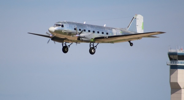 Кому потрібні модернізовані Douglas DC-3 1944 та 1945 року і не в колекцію, а на службу