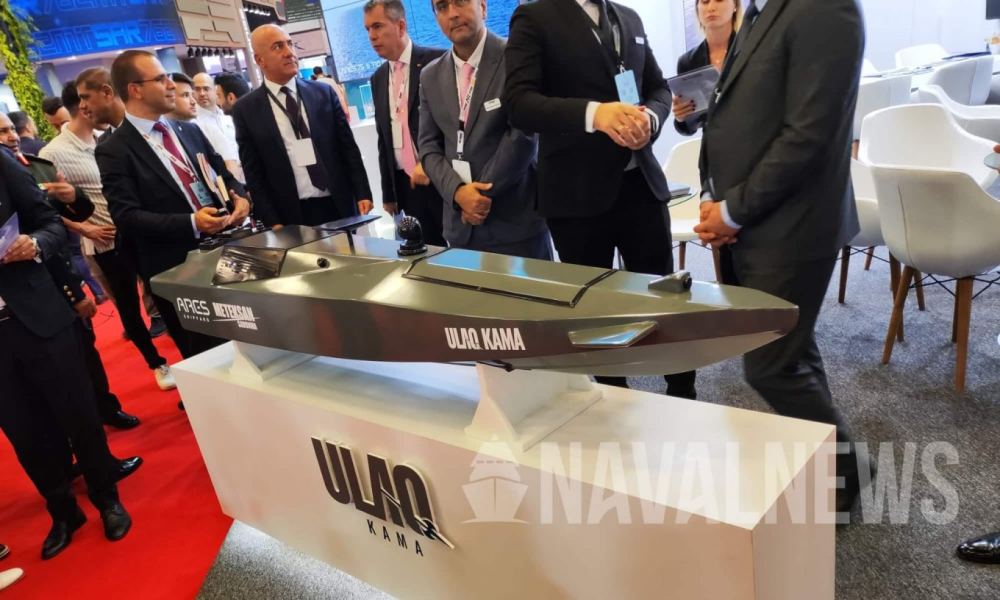 Презентація морського дрона-камікадзе ULAQ KAMA під час IDEF 2023
