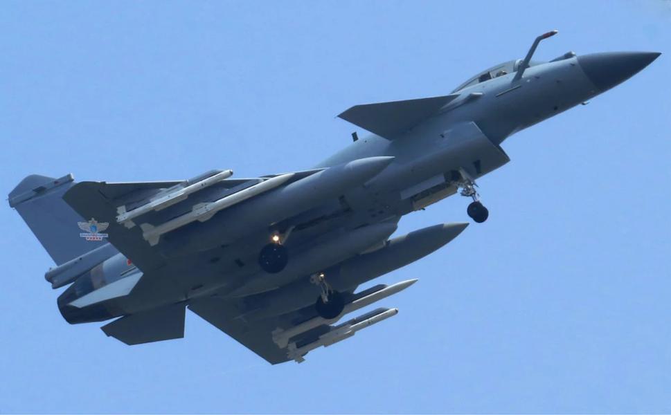 J-10C з ракетами PL-15 на внутрішніх підкрилових пілонах