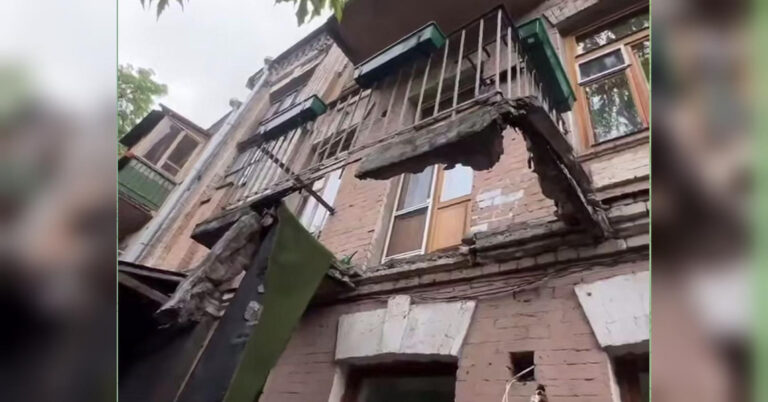 Не дрон і не ракета: у Києві обвалився балкон з американським режисером