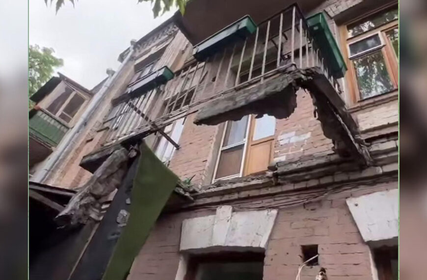 Не дрон і не ракета: у Києві обвалився балкон з американським режисером