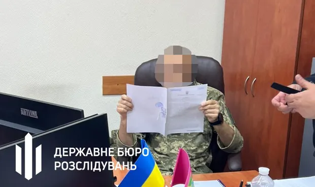 ОГП: Полковника медичної служби затримали за переведення солдатів до тилових частин за хабарі