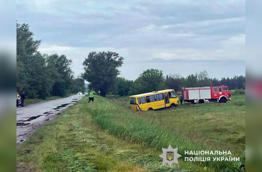 Шкільний автобус потрапив у ДТП у Полтавській області: троє дітей у лікарні
