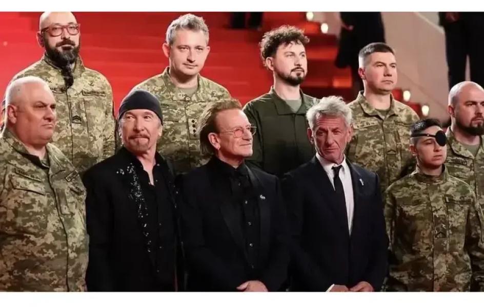 Боно, Едж та Шон Пенн з'явилися на червоній доріжці Каннського фестивалю разом з українськими воїнами
