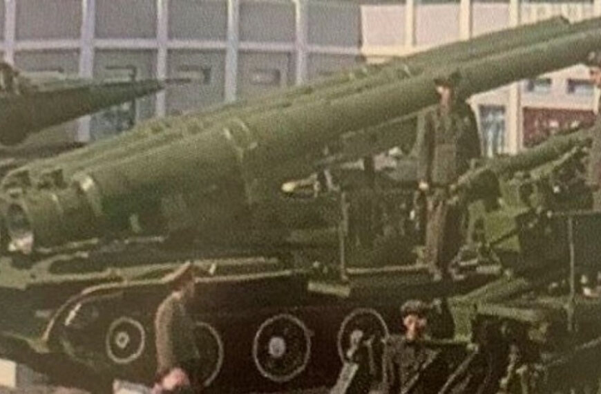 Коли КНДР продемонструвала свою секретну самохідну установку з трьома 370-мм безвідкатними гарматами та що це таке