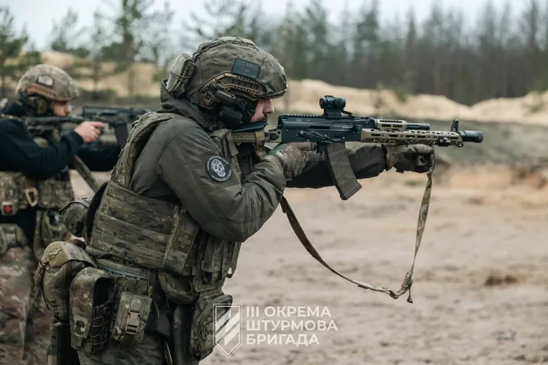 Боєць Третьої штурмової бригади самотужки захопив у полон чотирьох російських солдатів на передовій – відео