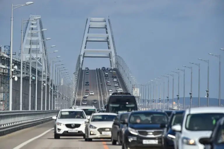 Z-канали пишуть про неодноразові обстріли Керченського мосту, рух по ньому перекрито