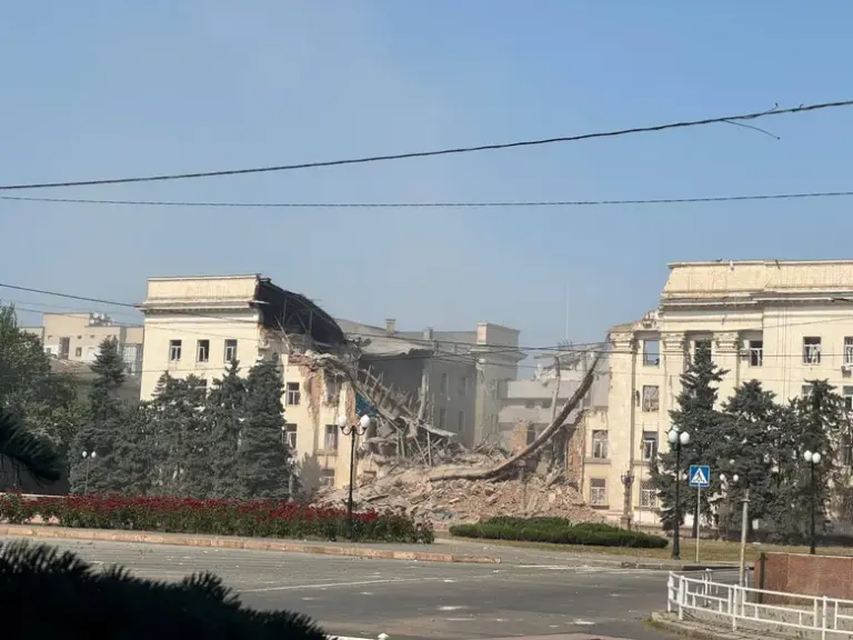 Росія цинічно виправдовує удар по Херсонській обласній державній адміністрації вигадками про “іноземних найманців”