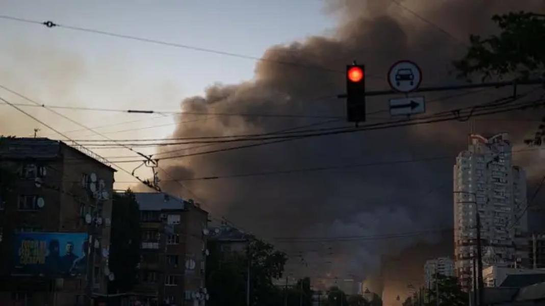 Смог над Києвом після атаки дронів 17 червня 2025 року