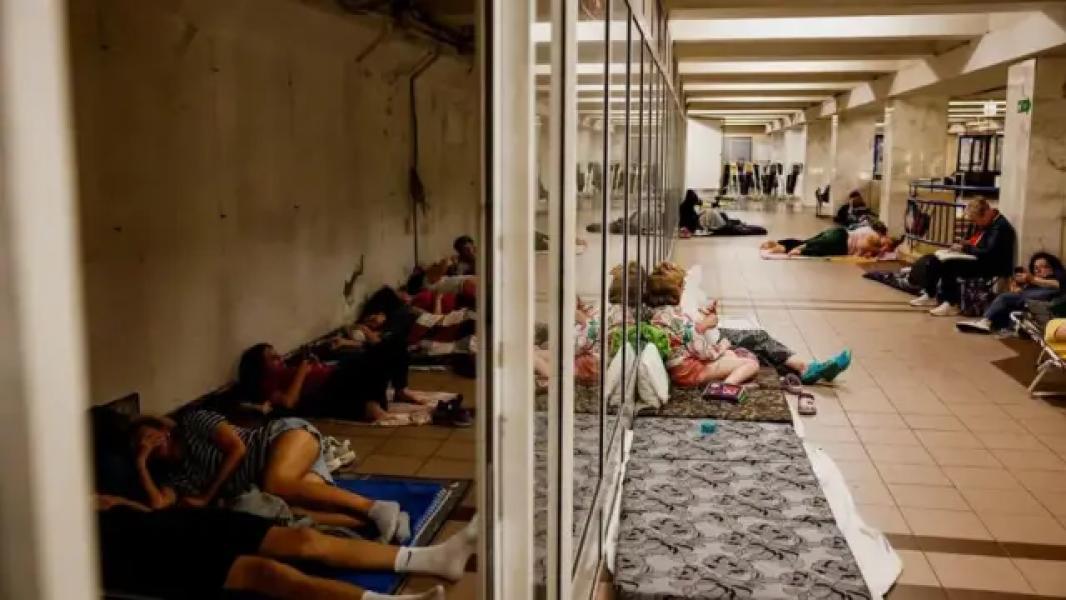 Люди ховаються в метро під час російського повітряного нальоту на Київ