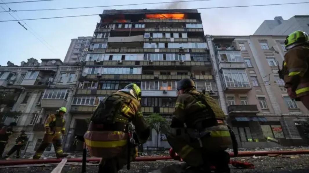 Пожежники на місці удару дрона в Києві, 10 липня