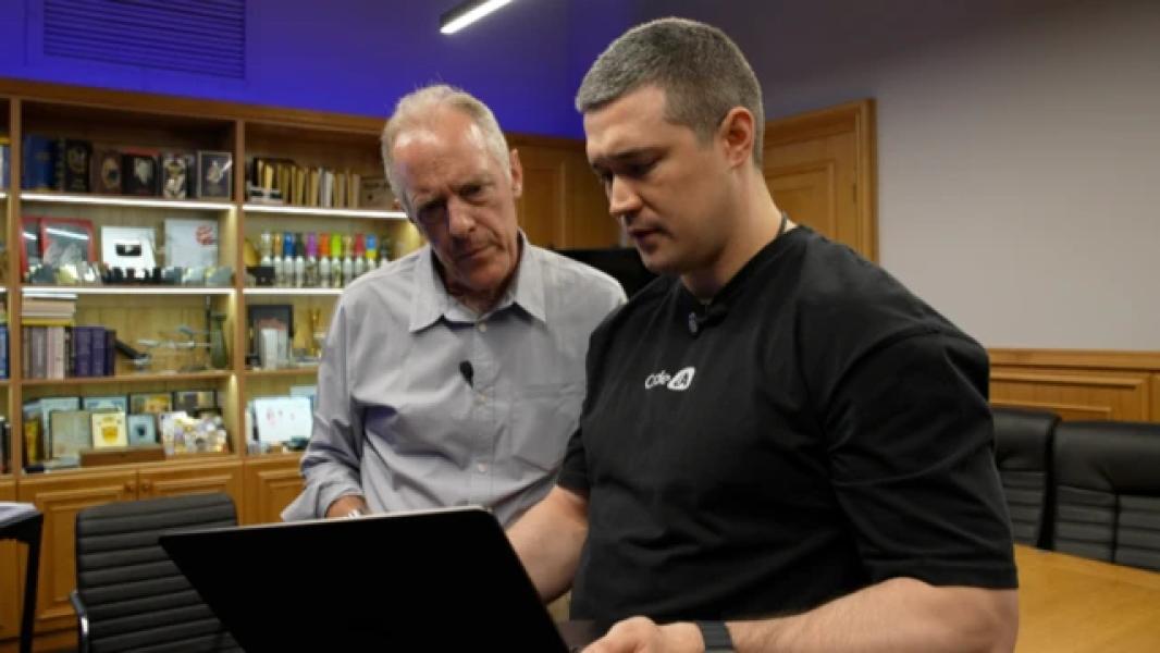 Михайло Федоров, міністр цифрової трансформації України, показує кореспонденту ВВС Полу Адамсу, як працює система
