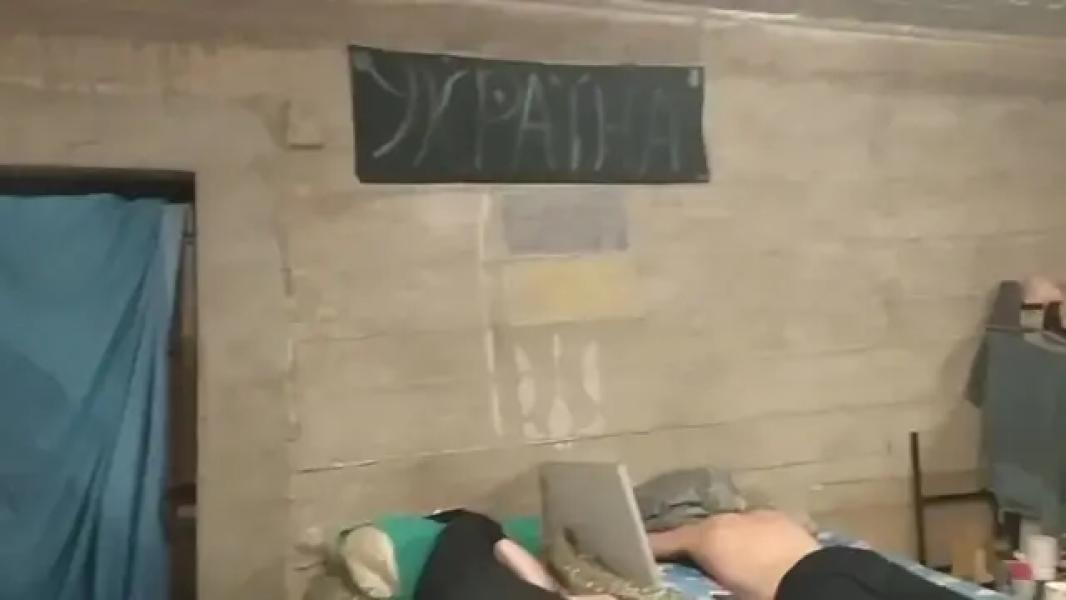Напис "Україна" на стіні в підвалі, де перебувають застряглі українці