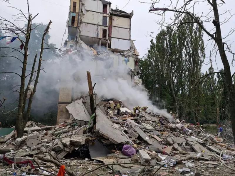 Російська атака зруйнувала цілий під'їзд житлового будинку