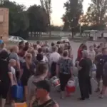 Донецьк: Місцеві шикуються в черги, аби отримати питну воду (відео)