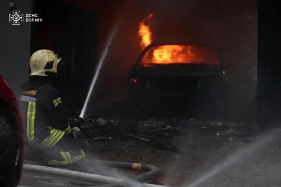Рятувальники гасять пожежу на Волині після російської атаки 