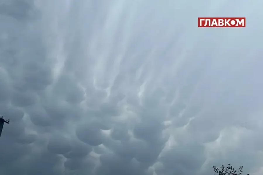 У небі над Тернопільщиною з'явилися рідкісні хмари (фото)