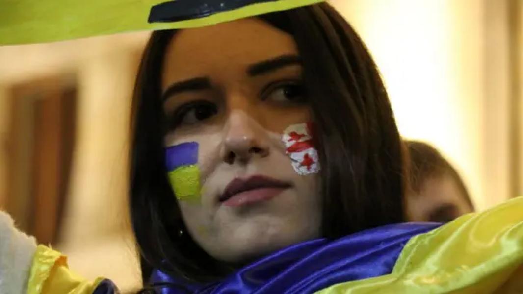 Дівчина з прапорами Грузії та України 