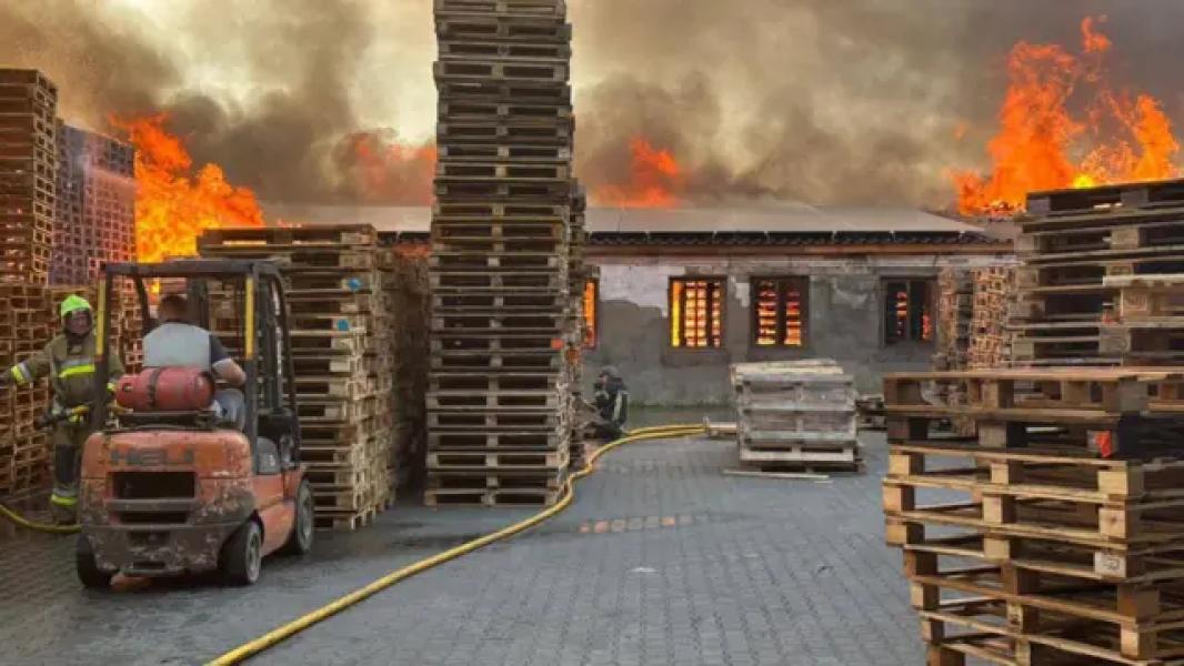 Пожежа на підприємстві в Требухові на Київщині після нічної атаки дронів   