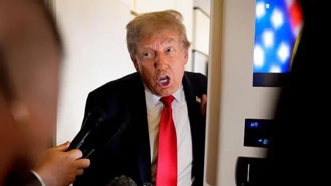 Трамп на борту літака спілкується з журналістами