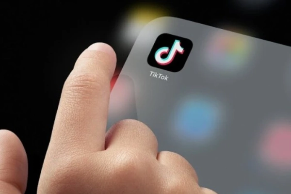 TikTok focuses on AI: hundreds of moderators face job cuts in the UK