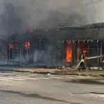 Удар по Запоріжжю: загорілися торговельні павільйони, серед поранених – підліток