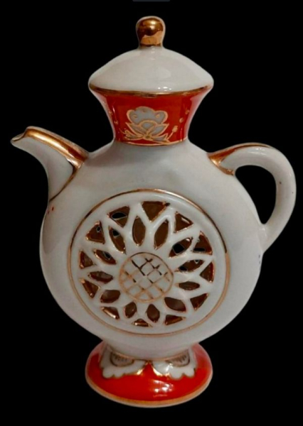 Сувенірний куманець. Баранівський фарфоровий завод. 1957–1962 роки. Фото з альбому Людмили Карпінської-Романюк