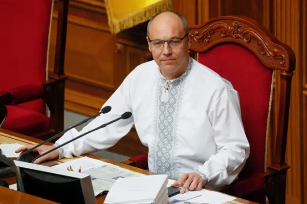 Парубій у білій вишиванці з сірою вишивкою за столом спікера Верховної Ради