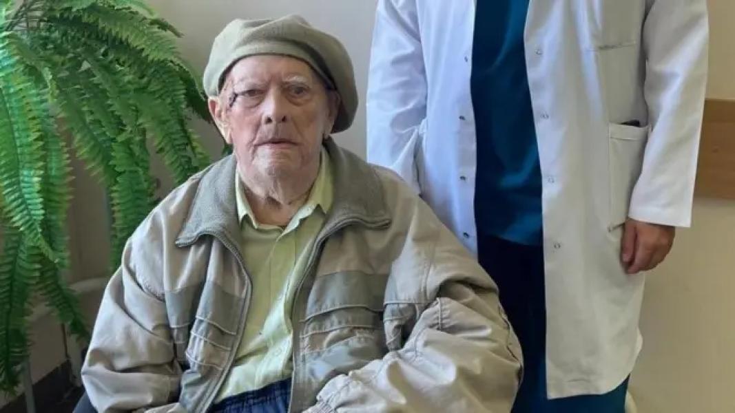 102-річний пацієнт на візку поряд із лікарем