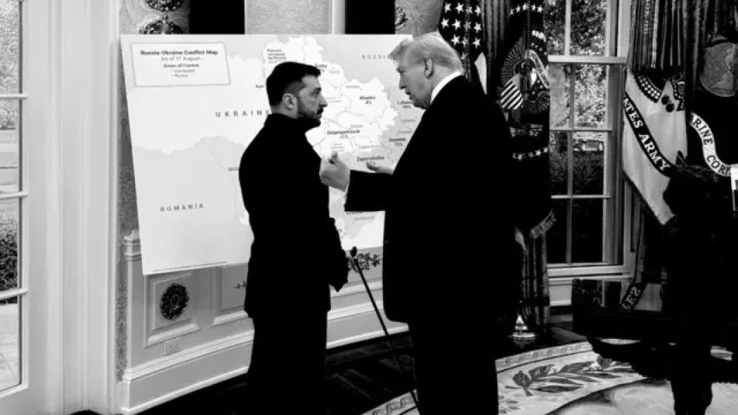 Чорно-біле фото, Трамп і Зеленський біля карти України в Овальному кабінеті