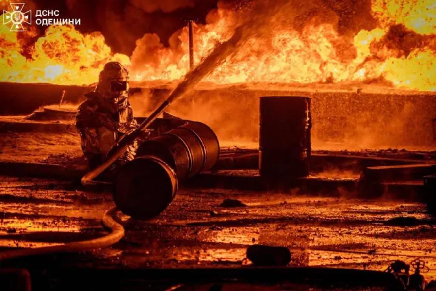 Удар по Одещині: спалахнув обʼєкт паливно-енергетичної інфраструктури (фото)