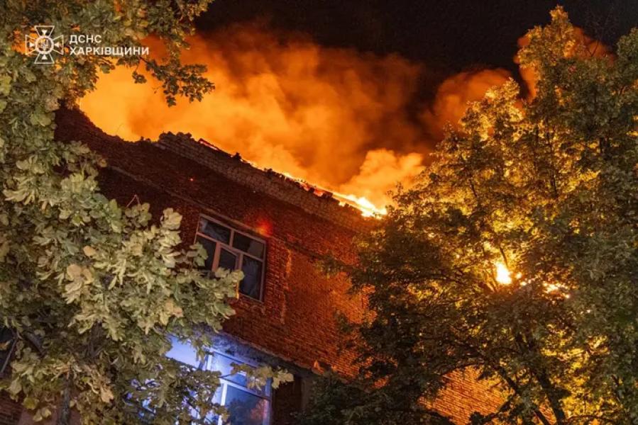 У Харкові виникла пожежа в офісній будівлі через атаку БпЛА: постраждали люди