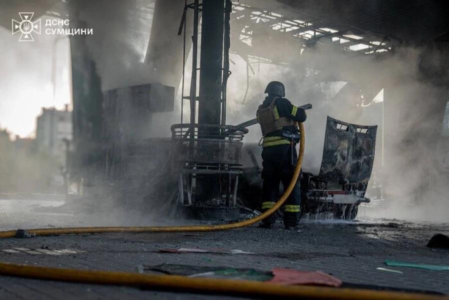 Окупанти завдали удару по АЗС в Сумах: рятувальники показали наслідки