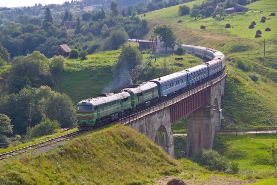 На Закарпатті через спеку пасажирський потяг зійшов з рейок