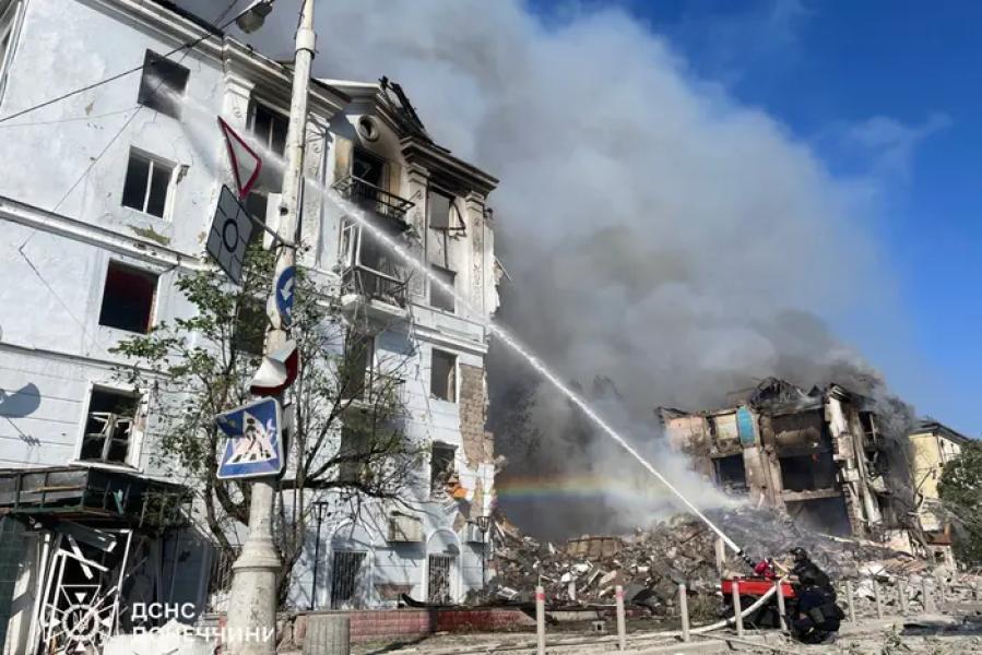 Розтрощена п'ятиповерхівка: з'явилися фото наслідків удару по Краматорську