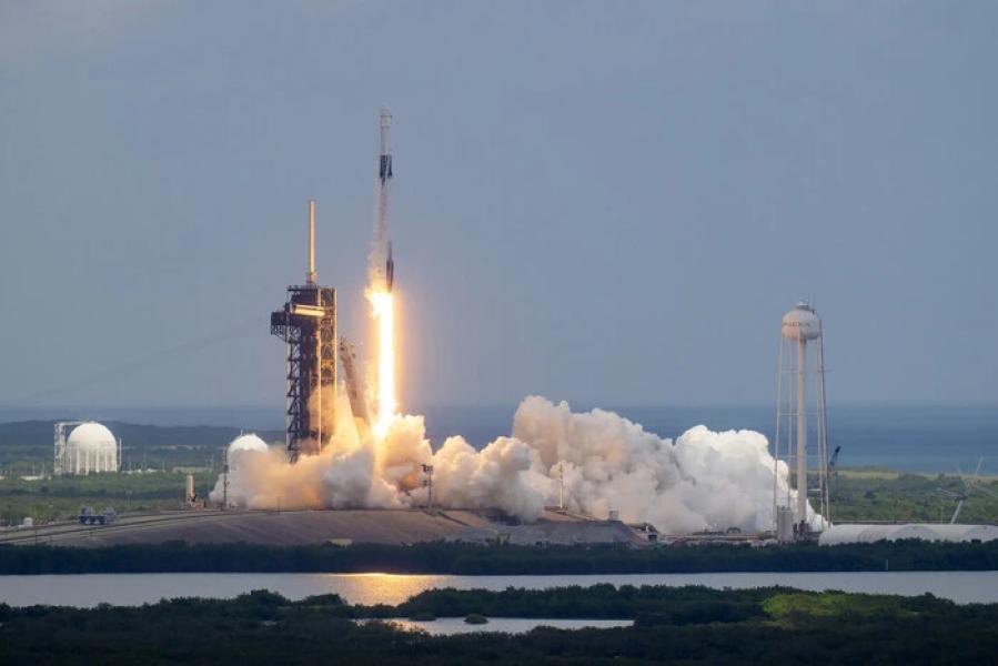 SpaceX доставила новий екіпаж на МКС за 15 годин (відео)